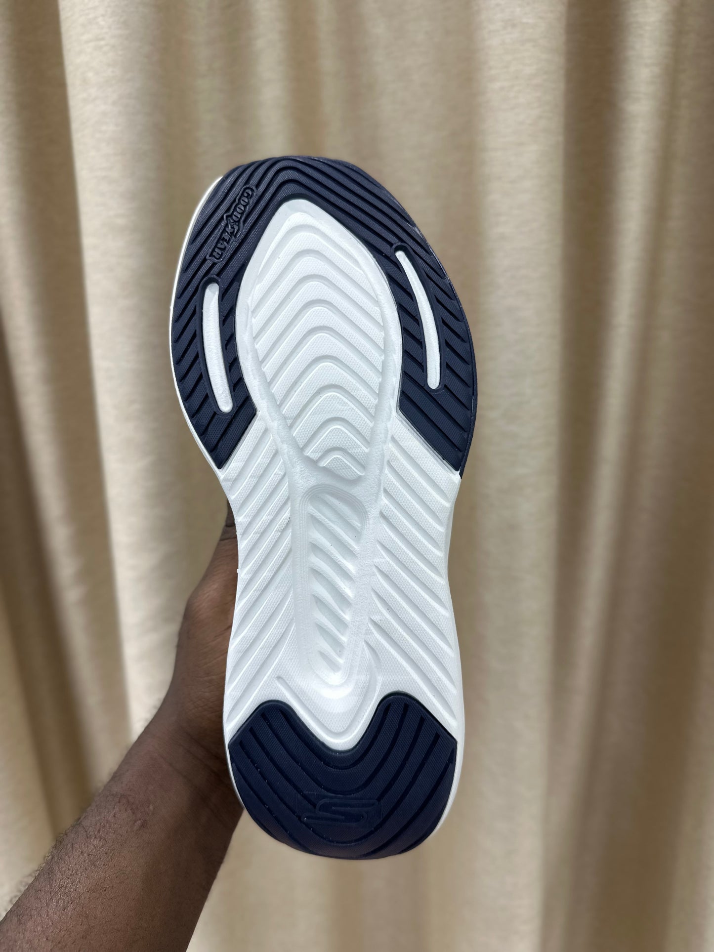 Skechers Max cushion