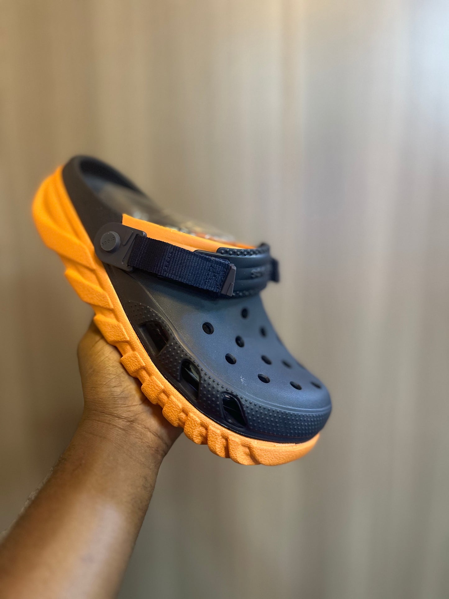 Crocs Confort Max orange bleu