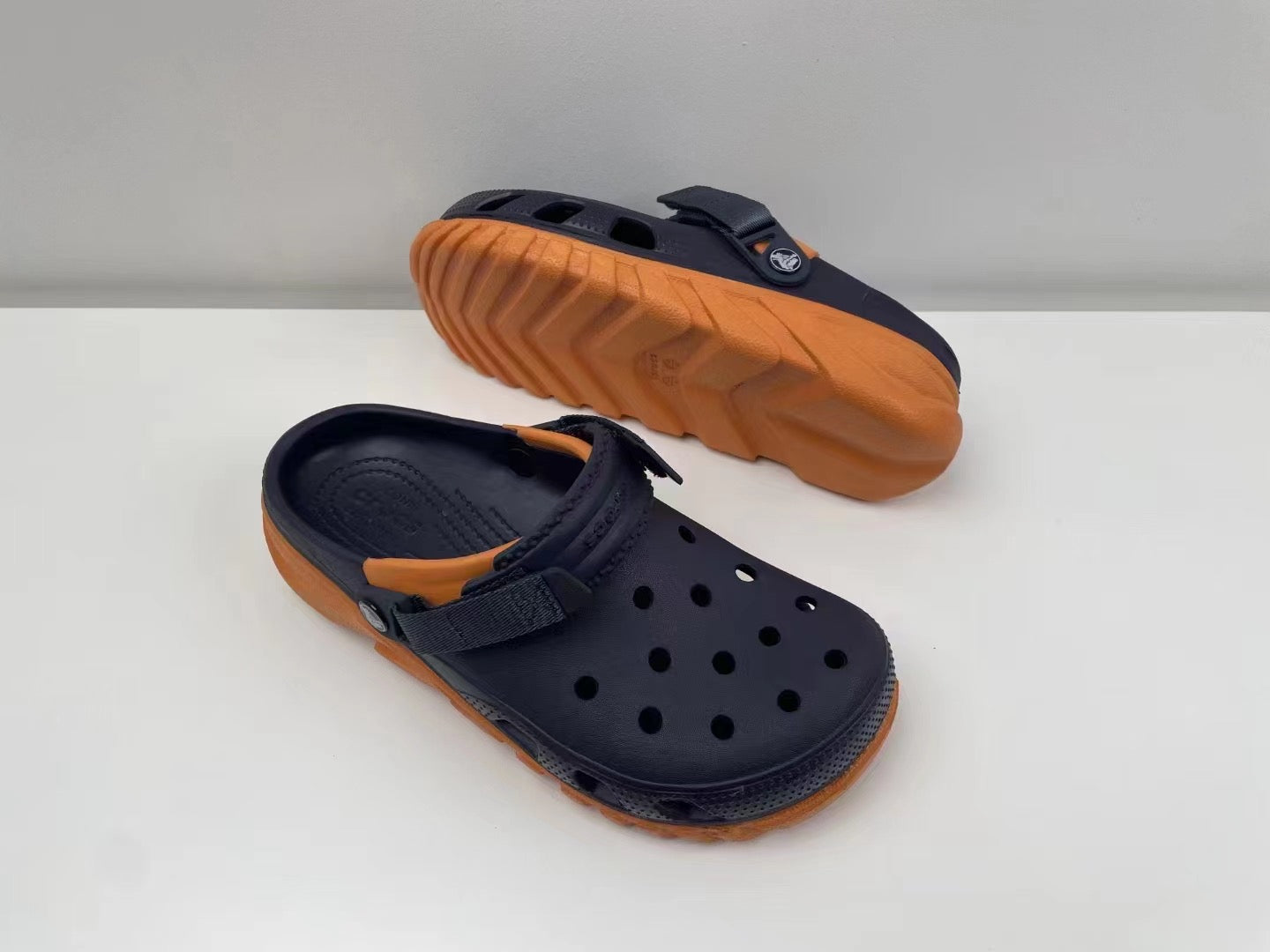 Crocs Confort Max orange bleu