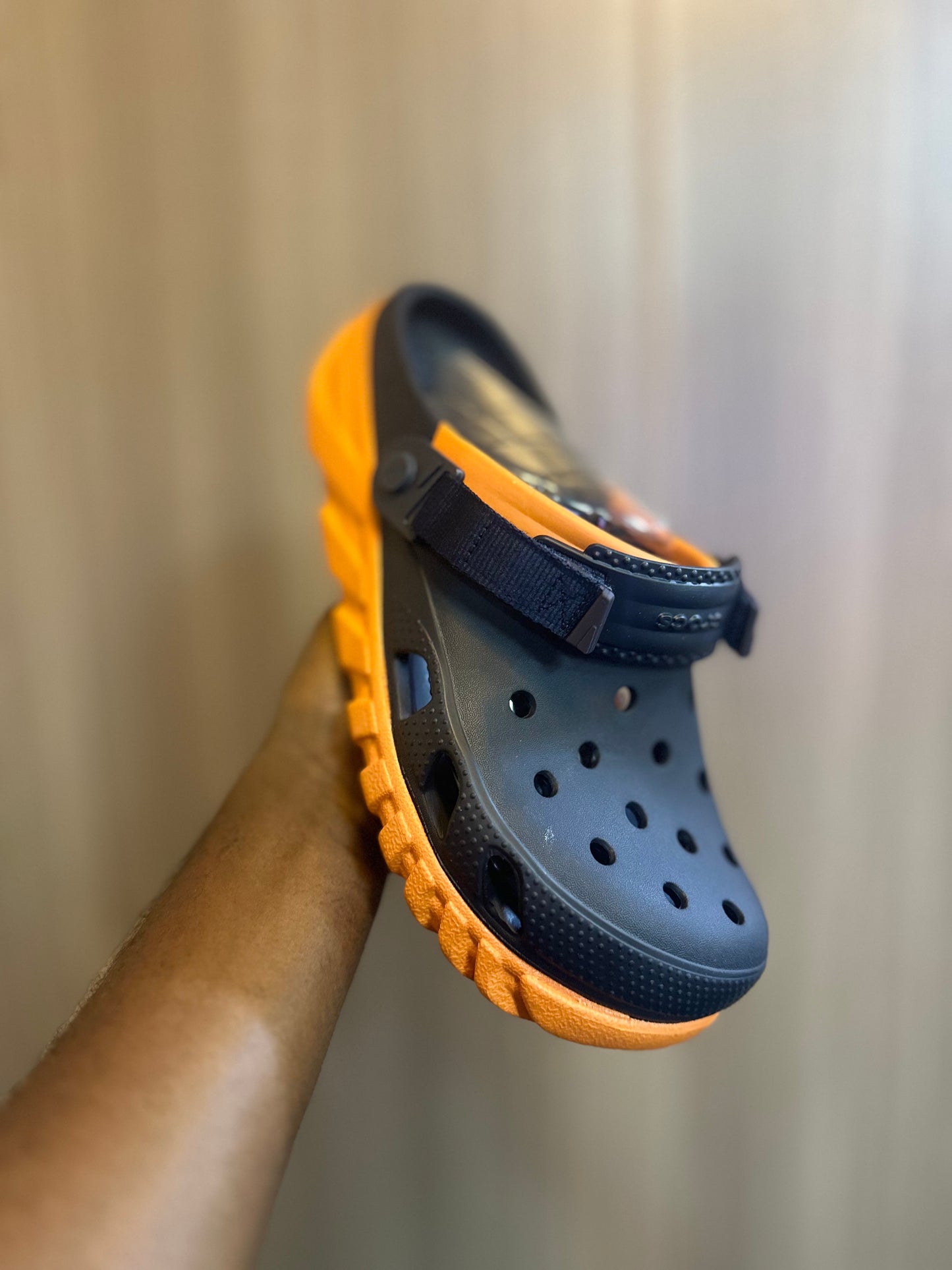 Crocs Confort Max orange bleu