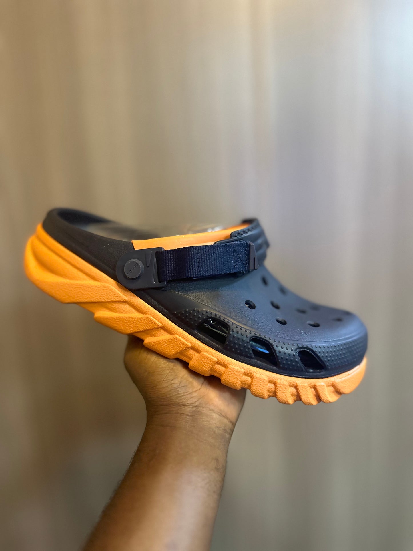 Crocs Confort Max orange bleu